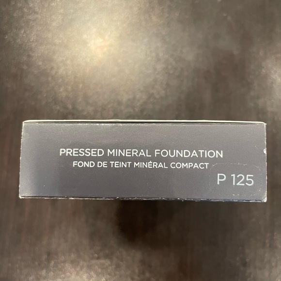 Cover FX Pressed Mineral Foundation - P110 - Picture 4 of 5